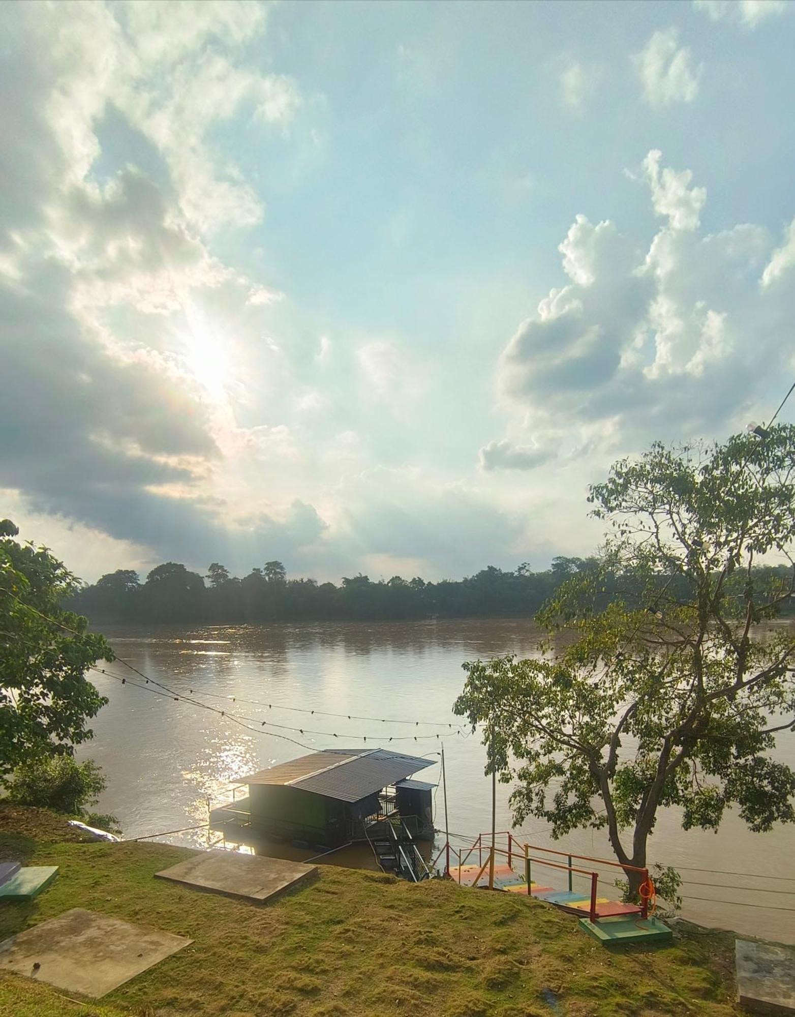 Botel Rumah Rakit Bangau Parit *